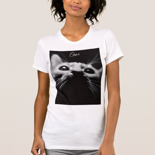 Vrouwelijke kat geeft shirt (Voorkant)