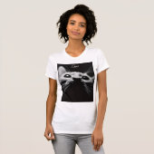 Vrouwelijke kat geeft shirt (Voorkant volledig)