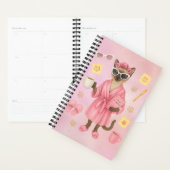 Vrouwelijke kat houdt dagelijkse planner vast (Display)