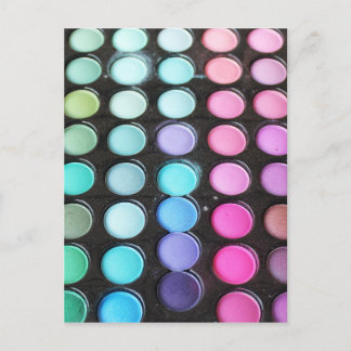 Vrouwelijke kleurrijke make-up artiest briefkaart