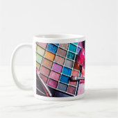 Vrouwelijke kleurrijke make-up artiest koffiemok (Links)