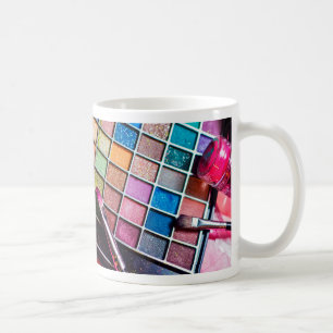 Vrouwelijke kleurrijke make-up artiest koffiemok