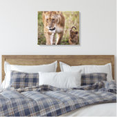 Vrouwelijke Leeuw met Welp Canvas Afdruk (Insitu (Slaapkamer))