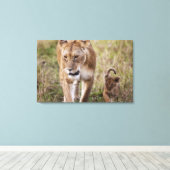 Vrouwelijke Leeuw met Welp Canvas Afdruk (Insitu (Houten vloer))