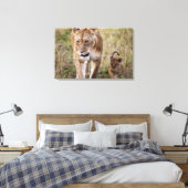 Vrouwelijke Leeuw met Welp Canvas Afdruk (Insitu (Slaapkamer))
