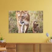 Vrouwelijke Leeuw met Welp Canvas Afdruk (Insitu (Woonkamer))