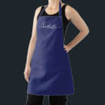 Vrouwelijke marineblauwe aangepaste script naam mo schort<br><div class="desc">Persoonlijke marineblauwe moderne script naam tekst monogram effen kleur vrouwelijk stijlvol elegant chic marineblauw en witte tekst keuken Schort. Pas aan,  personaliseer het met naam,  citaat,  frase of tekst. Geweldig voor koks,  chefs,  pottenbakken,  keramiek,  handwerk,  werk,  keuken,  bakken,  bbq,  grill,  enz</div>