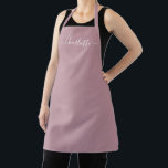 Vrouwelijke mauve moderne script naam monogram schort<br><div class="desc">Persoonlijke mauve moderne script naam tekst monogram effen kleur vrouwelijk stijlvol elegant mauve en witte tekst keuken Schort. Aanpassen,  personaliseren met naam,  citaat,  frase of tekst. Geweldig voor koks,  chefs,  pottenbakken,  keramiek,  handwerk,  werk,  keuken,  bakken,  bbq,  grill,  enz</div>