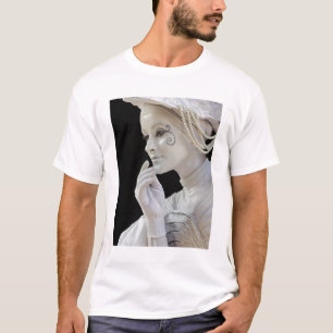 Vrouwelijke mime treedt op straathoek op t-shirt