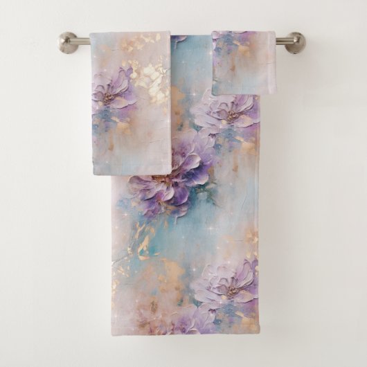 Vrouwelijke Paarse Blauwe en Gouden Bloemen Bad Handdoek (Insitu)