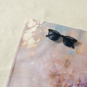 Vrouwelijke Paarse Blauwe en Gouden Bloemen Strandlaken (In situ)