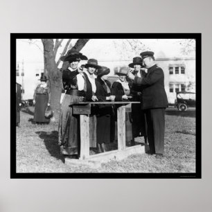 Vrouwelijke politieagenten en Pistolen 1914 Poster