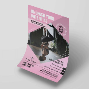 Vrouwelijke Roze Yoga Studio Trainer Marketing Fot Flyer
