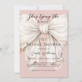 Vrouwelijke strik Ze bindt de knoop Vrijgezellenfe Kaart (Voorkant)