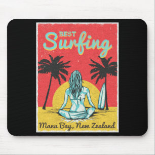 Vrouwelijke surfer Manu Bay Raglan Nieuw-Zeeland Muismat