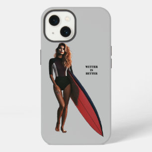 Vrouwelijke surfer op het strand met haar surfplan iPhone 13 hoesje