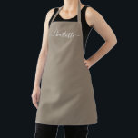 Vrouwelijke taupe aangepaste scriptnaam elegant ee schort<br><div class="desc">Persoonlijk taupe aangepaste moderne scriptnaam tekst monogram effen kleur eenvoudig vrouwelijk stijlvol elegant chic taupe en witte tekst keuken Schort. Aanpassen,  personaliseren met naam,  citaat,  frase of tekst. Geweldig voor koks,  chefs,  pottenbakken,  keramiek,  handwerk,  werk,  keuken,  bakken,  bbq,  grill,  enz</div>