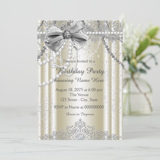 Vrouwelijke verjaardagsfeest met ivoor parel kaart (Staand voorkant)