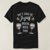 Vrouwen beoordelen me niet dat Jezus Drink te grap T-shirt (Design voorkant)