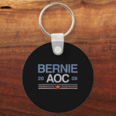 Vrouwen Bernie Sanders en AOC V-neck Sleutelhanger (Voorkant)