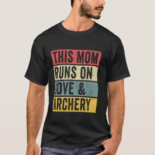 Vrouwen Deze Mam Runt Op Liefde En Boogschieten Ja T-shirt