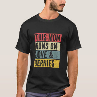 Vrouwen Deze mama runt op liefde en Bernies Saint  T-shirt
