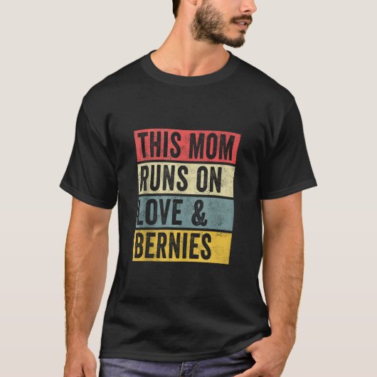 Vrouwen Deze mama runt op liefde en Bernies Saint T-shirt (Voorkant)