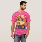 Vrouwen Deze moeder draait op koffie en schetsen t T-shirt (Voorkant volledig)