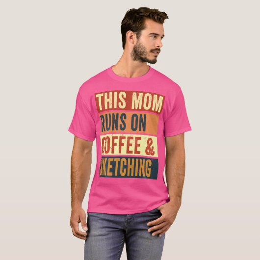 Vrouwen Deze moeder draait op koffie en schetsen t T-shirt (Voorkant volledig)