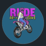 Vrouwen die als een meisje naar een vrouwenmotocro ronde sticker<br><div class="desc">Vrouwen riepen als een meisje met vuile bijten,  motocross-cadeau. Perfect gift voor je vader,  moeder,  papa,  mannen,  vrouwen,  vriend en familieleden op de dag van de Thanksgiving,  kerstdag,  Moederdag,  vaderdag,  4 juli,  1776 Onafhankelijke dag,  Veteranendag,  Halloween Dag,  Patrick's Day</div>