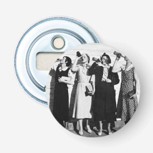 Vrouwen die bier drinken Oude fotografie Vintage b Button Flesopener