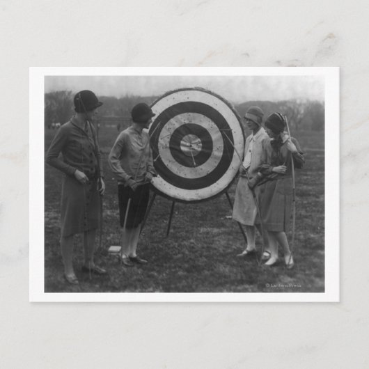 Vrouwen die de Foto van het Doel van de Archery on Briefkaart (Voorkant)