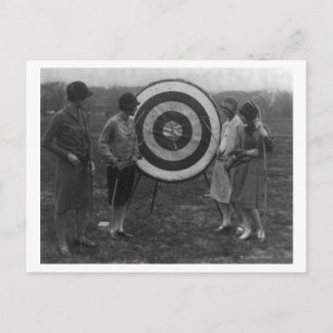 Vrouwen die de Foto van het Doel van de Archery on Briefkaart