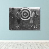 Vrouwen die de Foto van het Doel van de Archery on Canvas Afdruk (Insitu (Houten vloer))