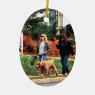 Vrouwen die een hond uitlaten keramisch ornament