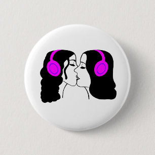 Vrouwen die een hoofdtelefoon zoenen ronde button 5,7 cm