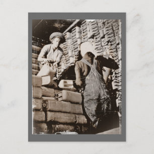 Vrouwen die gasblikken voor de scheepvaart in de T Briefkaart