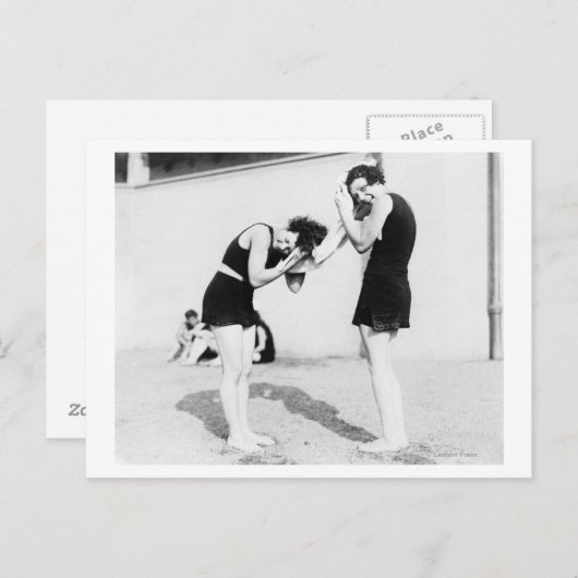 Vrouwen die hun haar drogen in het strand briefkaart (Voorkant / Achterkant)