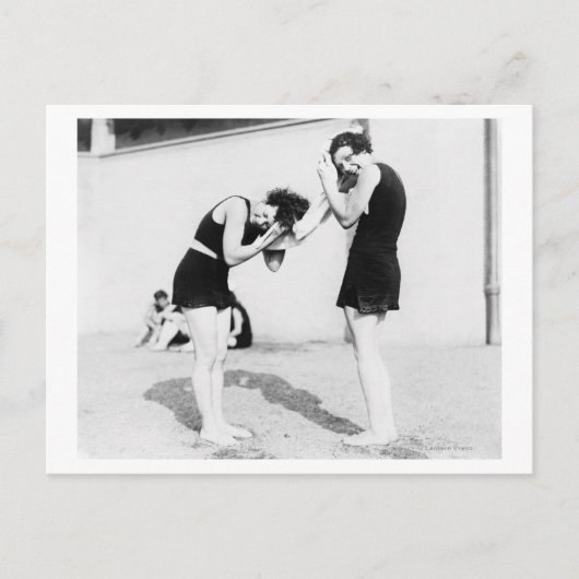 Vrouwen die hun haar drogen in het strand briefkaart (Voorkant)