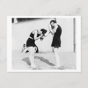 Vrouwen die hun haar drogen in het strand briefkaart