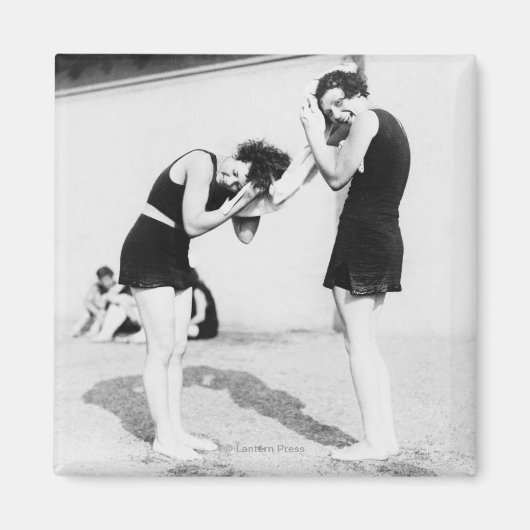 Vrouwen die hun haar drogen in het strand magneet (Voorkant)