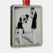 Vrouwen die hun haar drogen in het strand metalen ornament (Rechts)