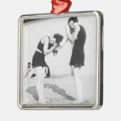 Vrouwen die hun haar drogen in het strand metalen ornament (Links)