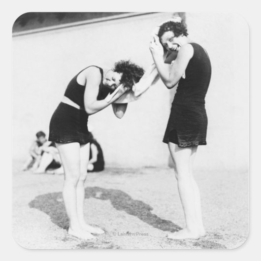 Vrouwen die hun haar drogen in het strand vierkante sticker (Voorkant)