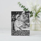 Vrouwen die in het Plant werken WWII Briefkaart (Staand voorkant)
