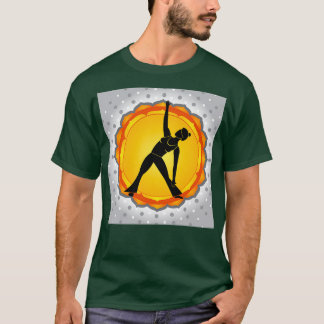 Vrouwen die in yoga staan, zijn tegen groene achte t-shirt
