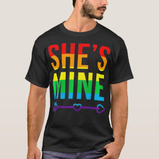 Vrouwen die lesbische partners zijn die passen bij t-shirt