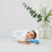 Vrouwen die microdermabrasie huidbehandeling krijg visitekaartje (Staand voorkant)