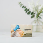 Vrouwen die micronedele huidbehandeling krijgen visitekaartje (Staand voorkant)