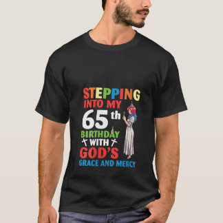 Vrouwen die mijn 65e verjaardag binnengaan met God T-shirt